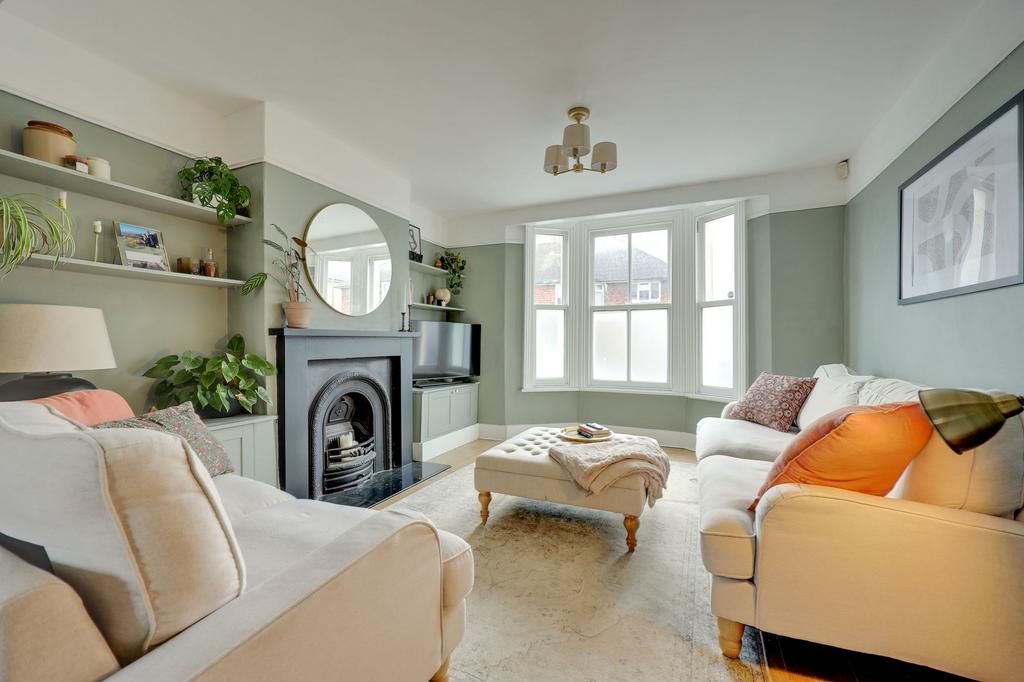 Livingstone Road, Burgess Hill, RH15 2 bed terraced house £350,000