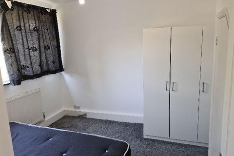 3 bedroom terraced house to rent, Anderton Close, London, SE5