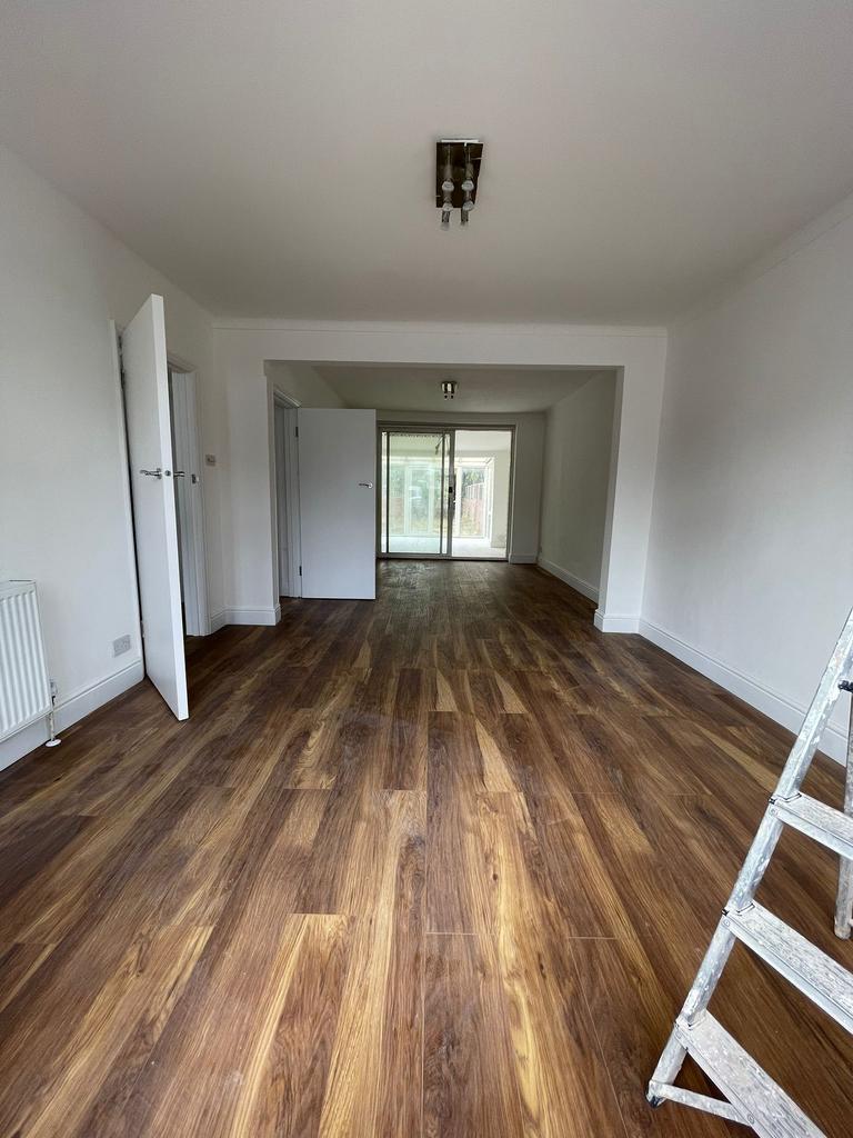 West Way, Edgware HA8 5 bed semidetached house £3,600 pcm (£831 pw)