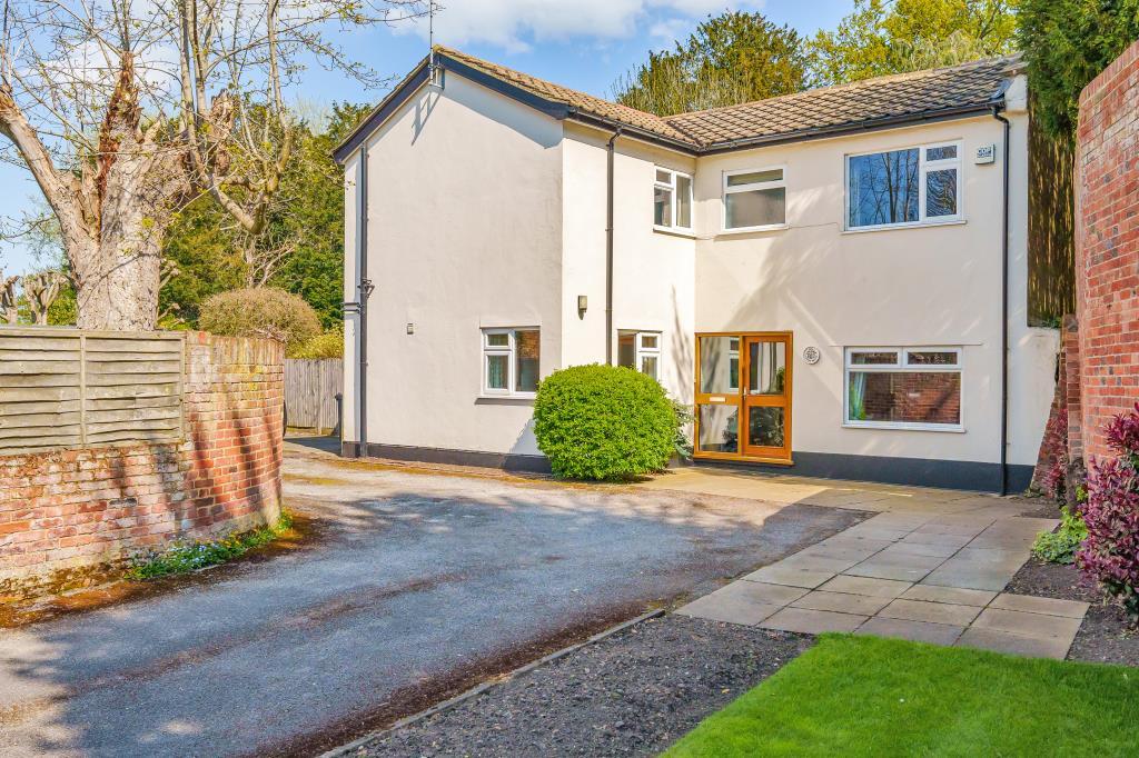 Thorpe Village, Surrey, TW20 5 bed detached house for sale £865,000