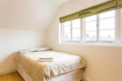 Studio to rent, Finchley Road, Hampstead, London, NW3