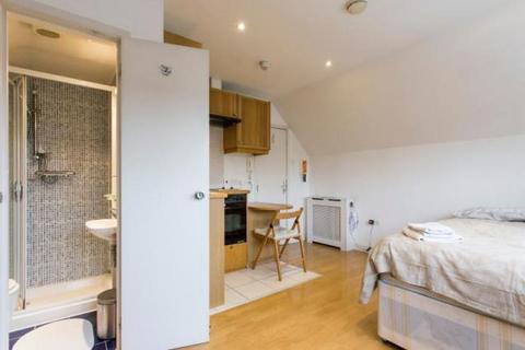 Studio to rent, Finchley Road, Hampstead, London, NW3