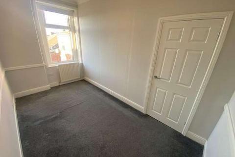 3 bedroom flat to rent, Rawling Road, Gateshead, NE8