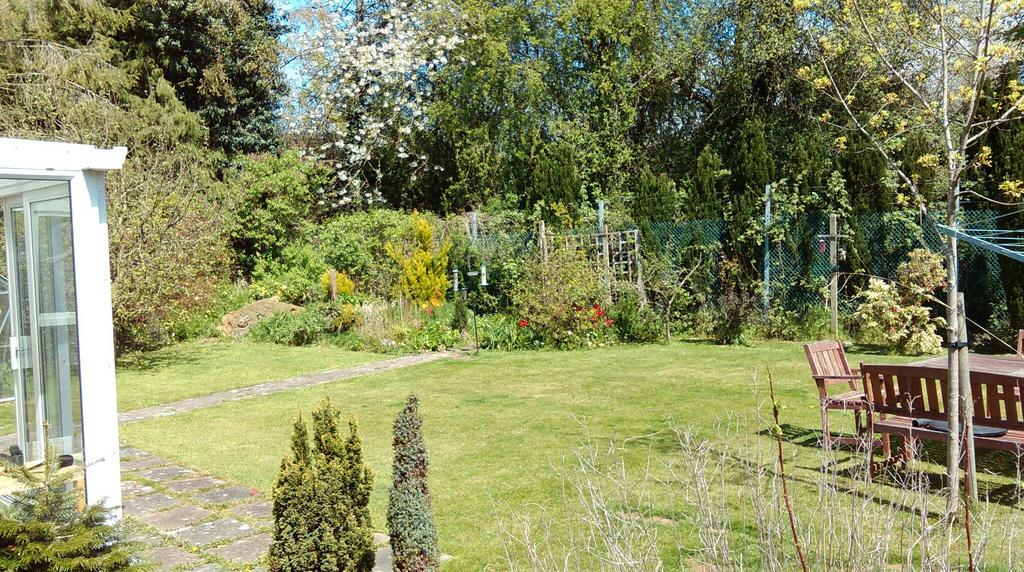 Edenbridge, Kent, TN8 2 bed bungalow for sale £495,000