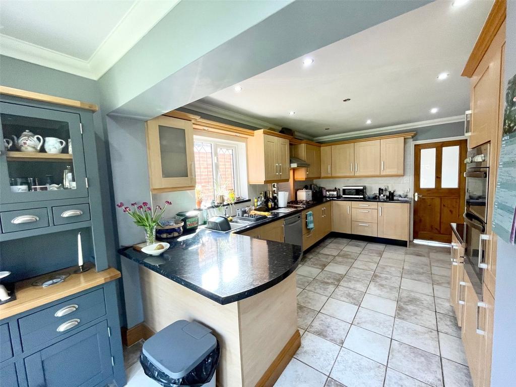 Scrub Lane, Hadleigh, Essex, SS7 4 bed detached house for sale £629,995