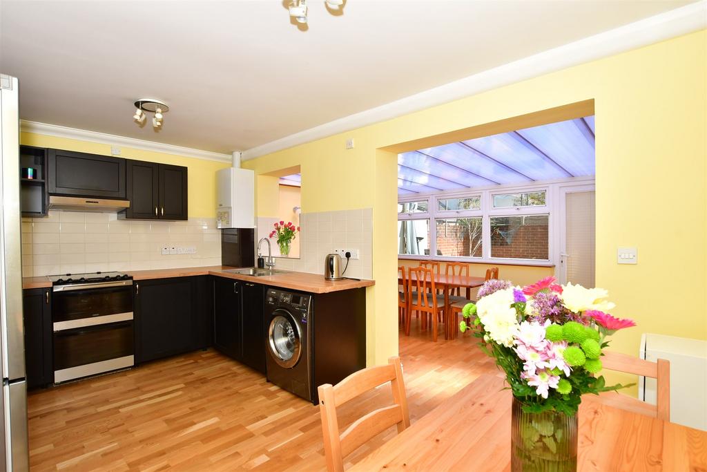 Carnarvon Road, Portsmouth, Hampshire 3 bed link detached house £260,000