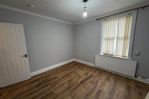 3 bedroom terraced house to rent, Hope Street, Chatham