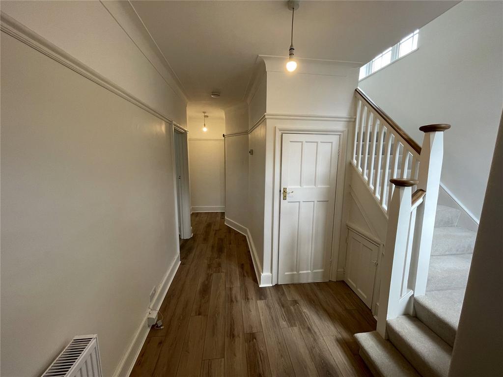 Queens Road, EN5 4 bed semidetached house £2,950 pcm (£681 pw)