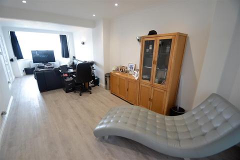 18 Gloucester Road, Feltham, TW13 5BZ