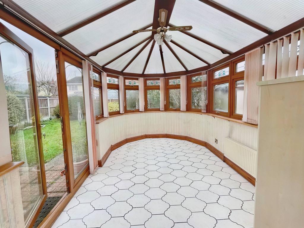 Blenheim Chase, LeighonSea SS9 2 bed detached bungalow for sale £