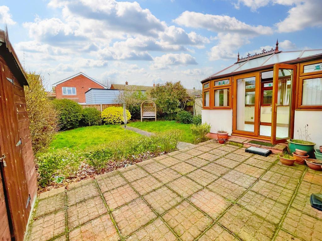 Blenheim Chase, LeighonSea SS9 2 bed detached bungalow for sale £
