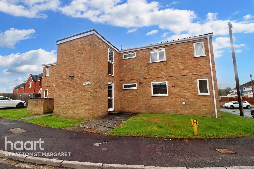Dores Court, Swindon 2 bed flat for sale £155,000