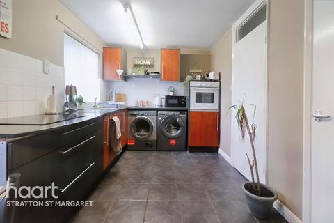 2 bedroom flat for sale - Dores Court, Swindon