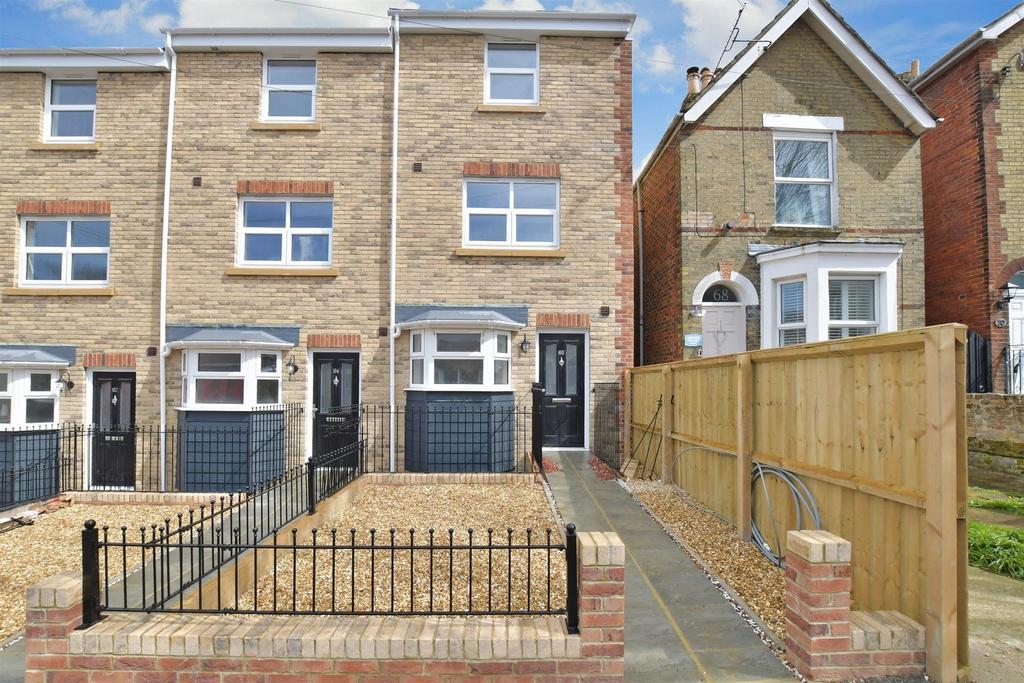 Victoria Road, Cowes, Isle of Wight 4 bed end of terrace house £450,000