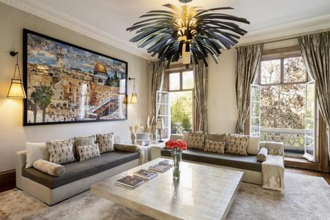 16 Hereford Square, London, SW7 4TS