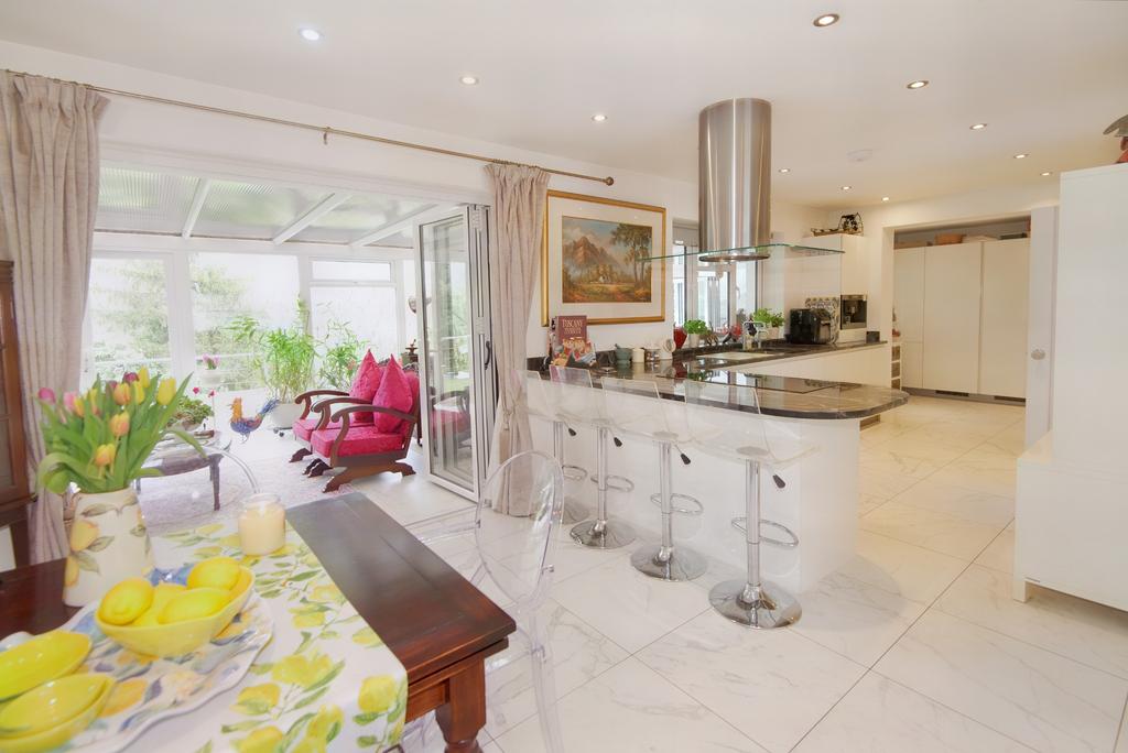 Highfield Way, Rickmansworth, WD3 3 bed detached house £1,100,000