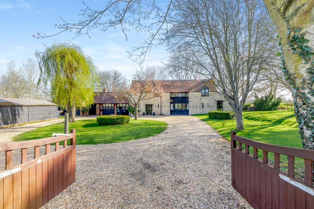 Leckhampstead Road, Thornborough, Buckingham Buckinghamshire MK18 2ED 3 bed country house for