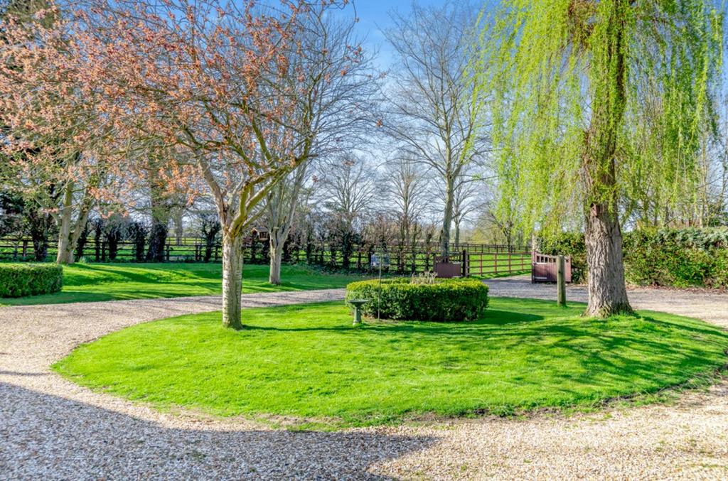 Leckhampstead Road, Thornborough, Buckingham Buckinghamshire MK18 2ED 3 bed country house for
