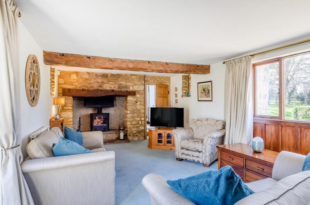 Leckhampstead Road Thornborough Buckingham, Buckinghamshire, MK18 2ED 3 bed country house for