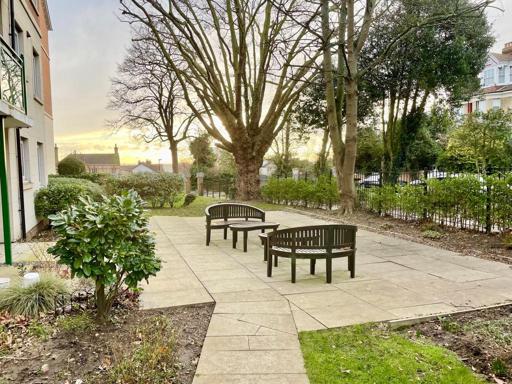 Hamlet Court Road, WestcliffonSea SS0 1 bed retirement property for sale £139,995