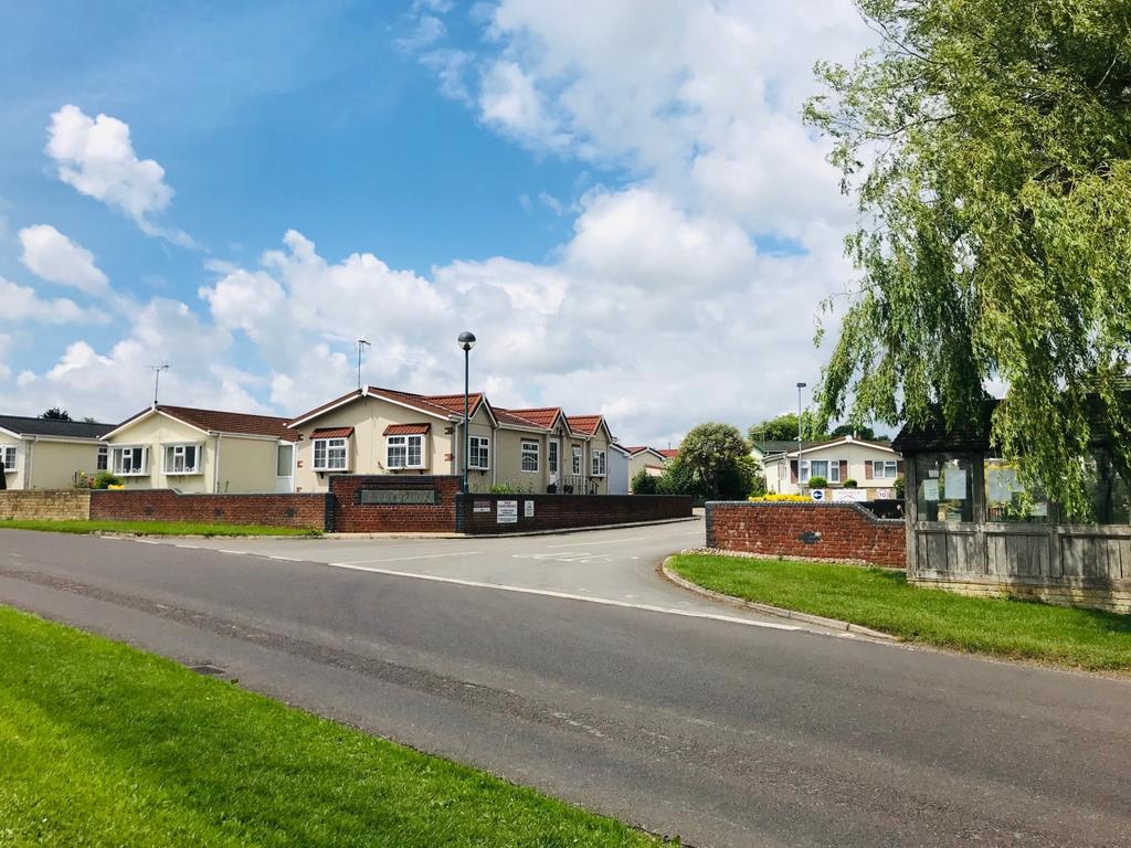 Chippenham, Wiltshire, SN15 2 bed park home for sale £260,000
