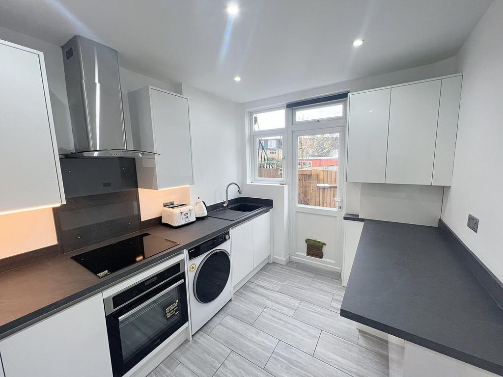 Pentlands Close, Mitcham, Surrey, CR4 1 bed in a flat share £850 pcm