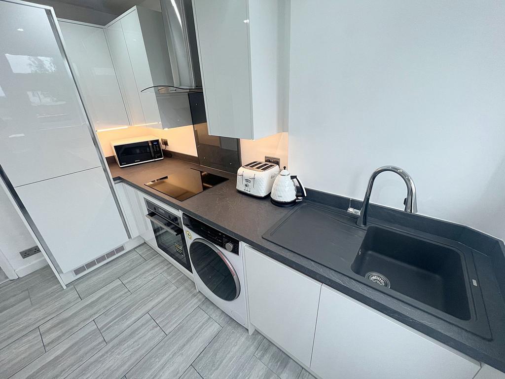 Pentlands Close, Mitcham, Surrey, CR4 1 bed in a flat share £850 pcm