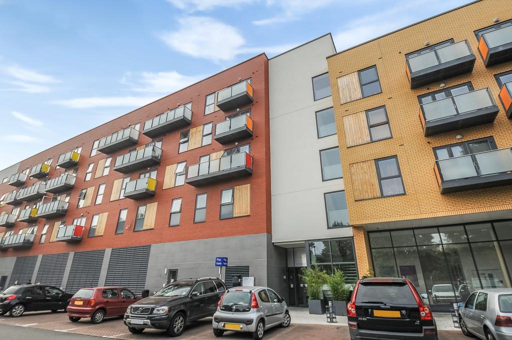 Coombe Lane Raynes Park SW20 1 bed flat £1,600 pcm (£369 pw)