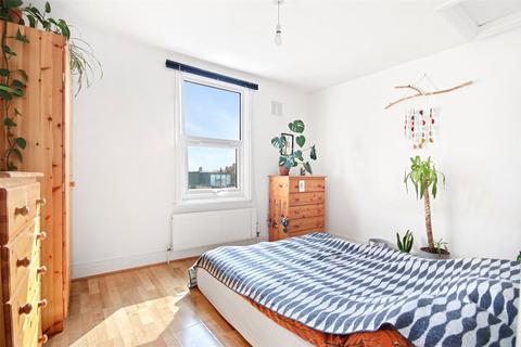 2 bedroom apartment to rent, Chatsworth Road, London, E5