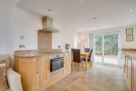 16 Ghyllroyd Drive, Birkenshaw, Bradford, BD11 2ES