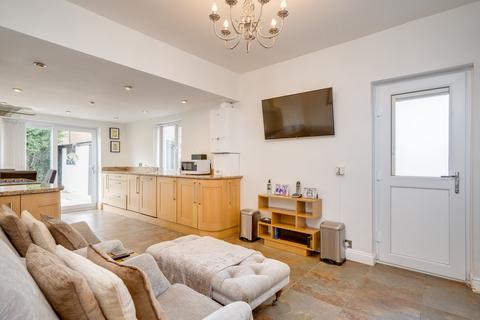 16 Ghyllroyd Drive, Birkenshaw, Bradford, BD11 2ES