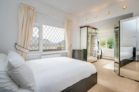 16 Ghyllroyd Drive, Birkenshaw, Bradford, BD11 2ES