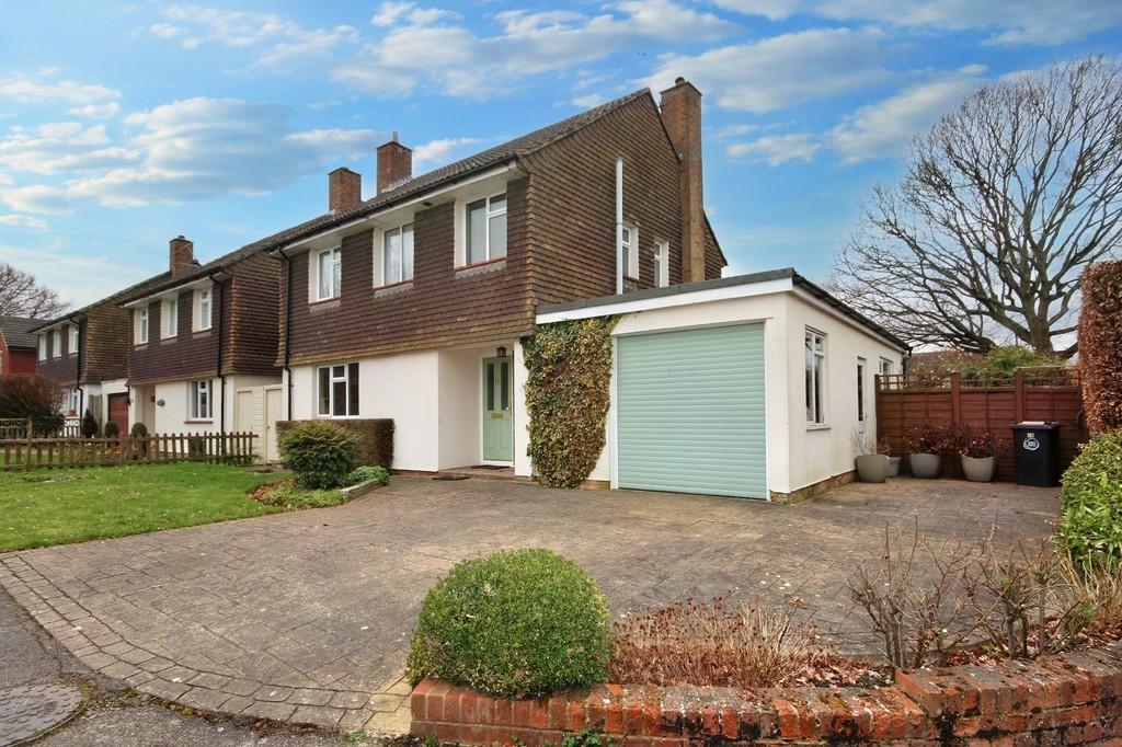 Barn Meadow Lane, Bookham 3 bed detached house £2,450 pcm (£565 pw)