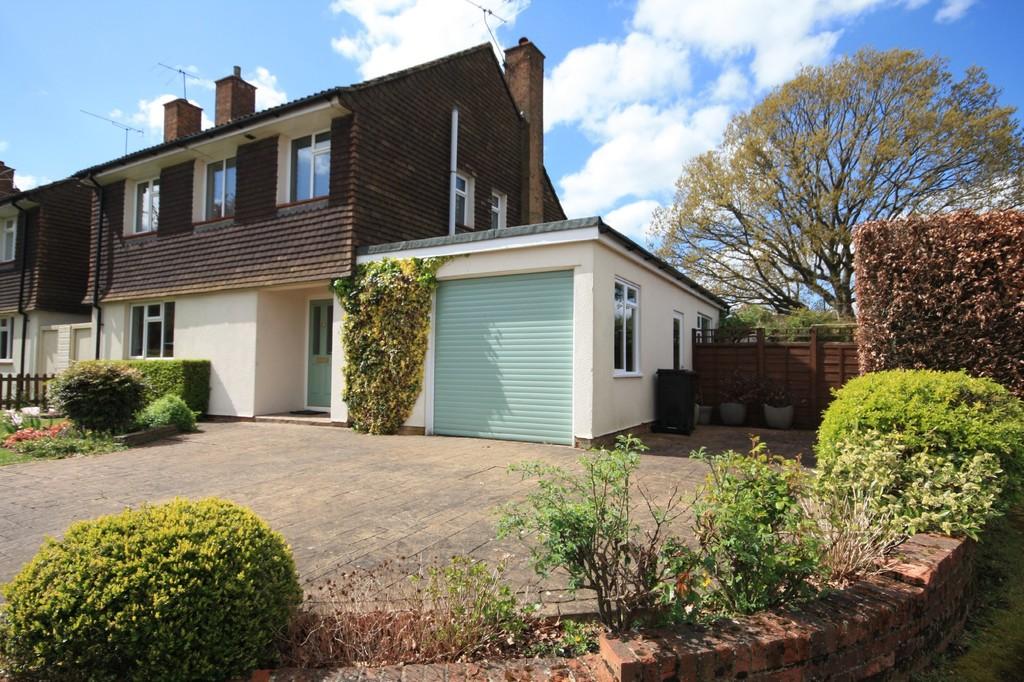 Barn Meadow Lane, Bookham 3 bed detached house £2,450 pcm (£565 pw)