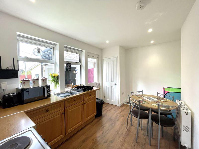 Kitchen / Dining...
