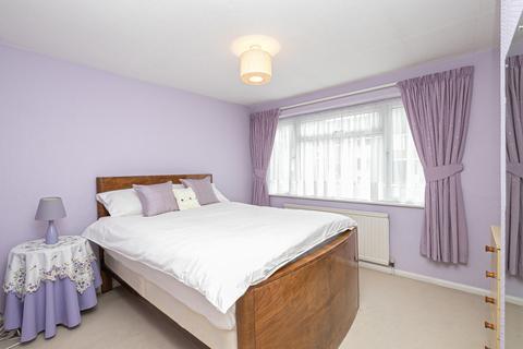 25 Springfield, Epping, CM16 4LA