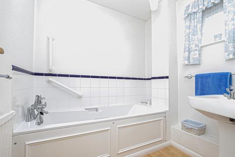 25 Springfield, Epping, CM16 4LA