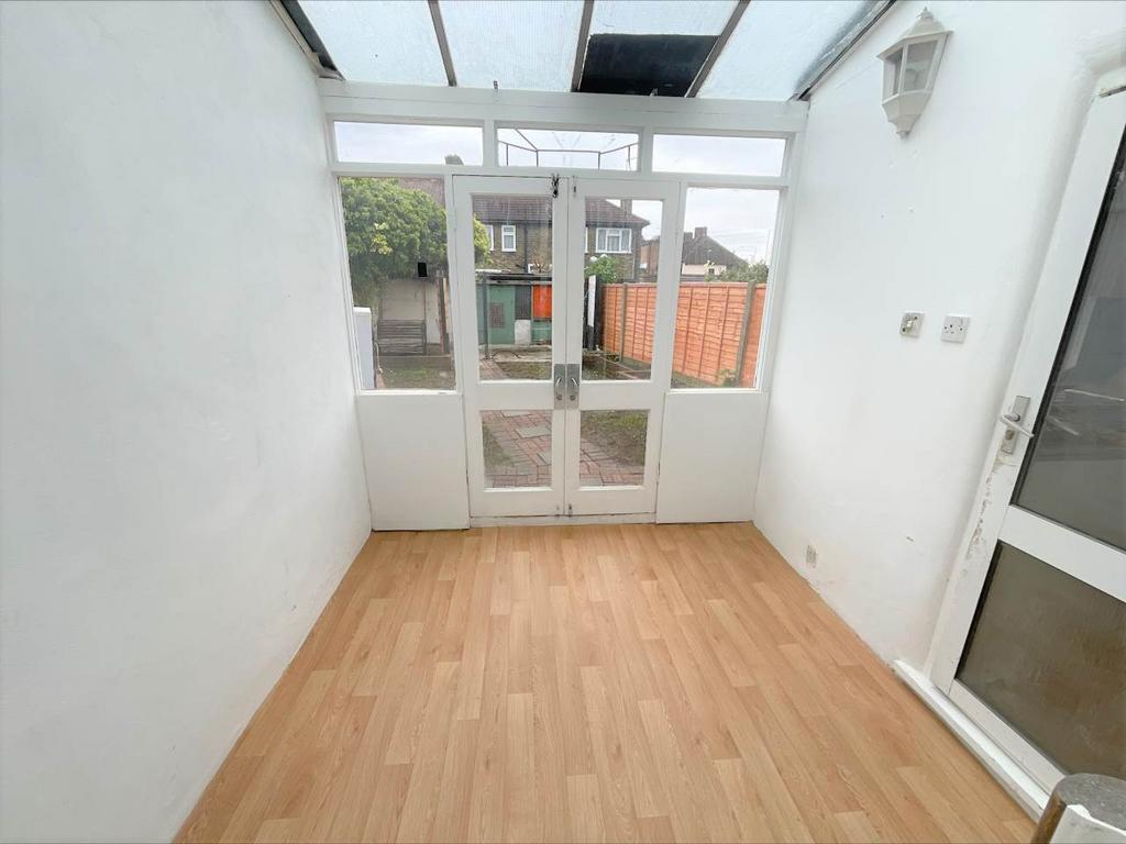 Hedgemans Road, Dagenham, Essex 3 bed house £1,900 pcm (£438 pw)