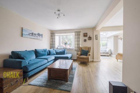 14 Tangmere Crescent, Hornchurch, RM12 5PL