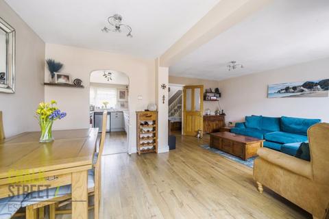 14 Tangmere Crescent, Hornchurch, RM12 5PL