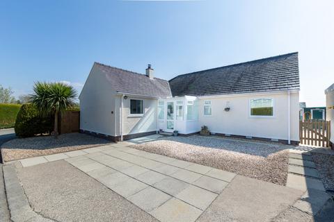 3 bedroom bungalow for sale - Bryn Teg, Llansadwrn, Menai Bridge, Isle of Anglesey, LL59