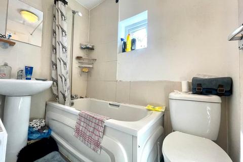 127 Central Road, Hugglescote, Coalville, LE67 2FL