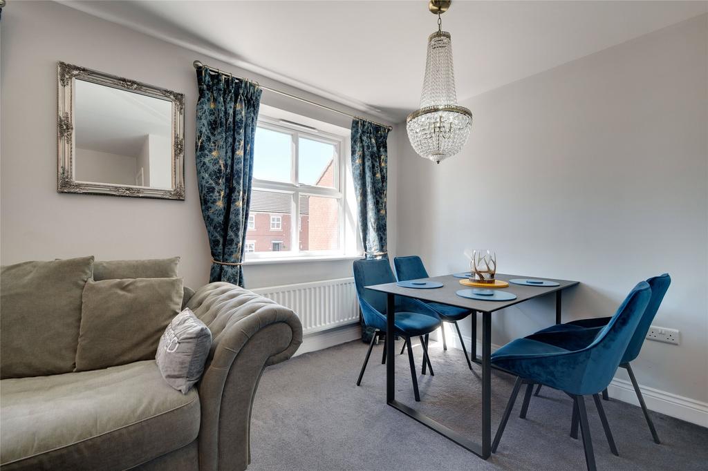 Lounge/Dining Area