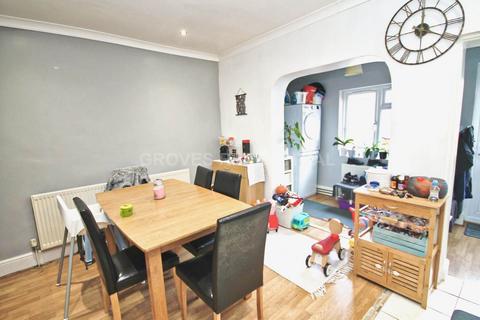 2 bedroom end of terrace house to rent, Elm Road, New Malden