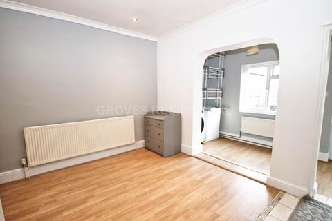 3 bedroom end of terrace house to rent, Elm Road, New Malden