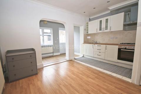 3 bedroom end of terrace house to rent, Elm Road, New Malden