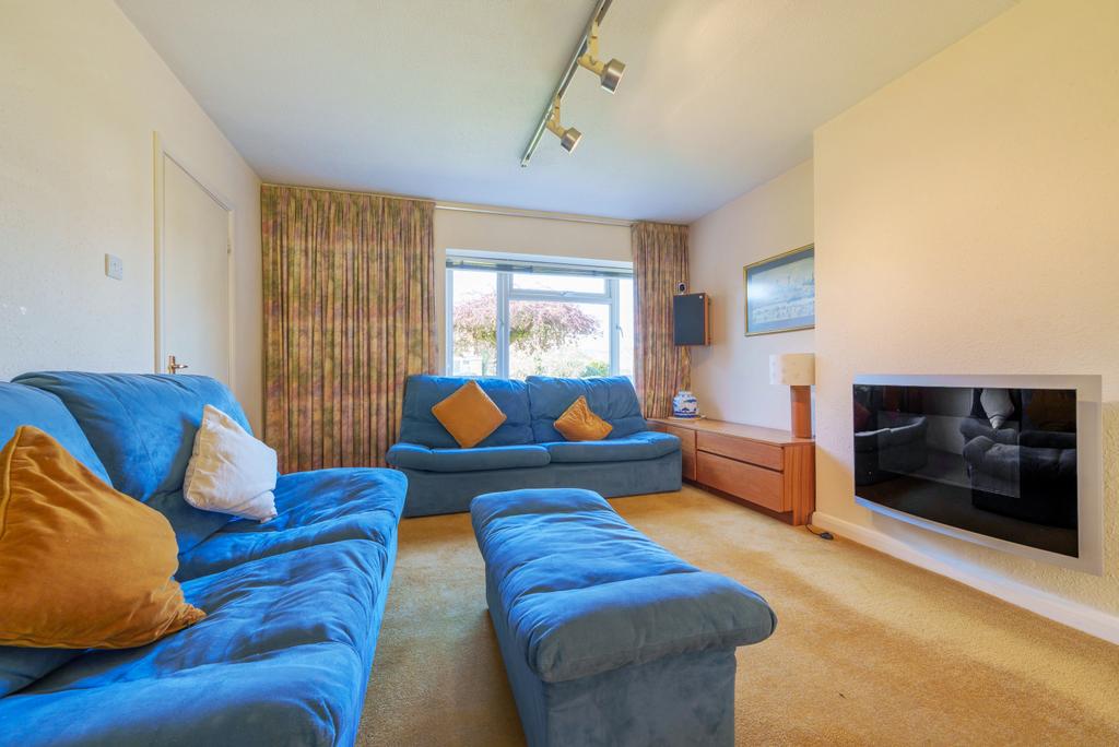 Avenue Road, Cranleigh, GU6 4 bed detached house £650,000