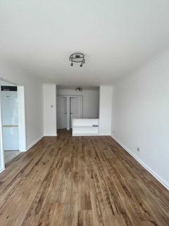 2 bedroom flat to rent - Boscombe Avenue, Leyton, E10