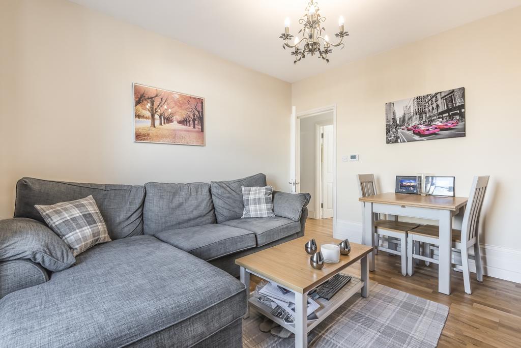 Cadmus Close Clapham Common SW4 2 bed flat £1,900 pcm (£438 pw)