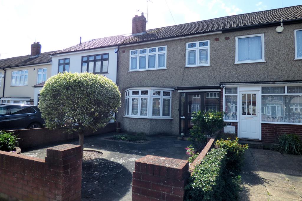 Clyde Crescent, Upminster RM14 3 bed terraced house for sale £420,000